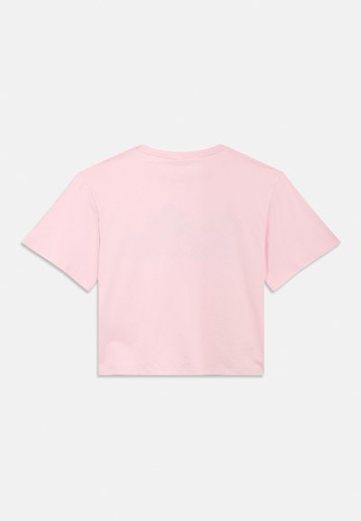 Orezané ružové bavlnené tričko s krátkymi rukávmi, okrúhlym výstrihom a jednoduchým dizajnom. Hladká textúra bez viditeľných grafík alebo vzorov.