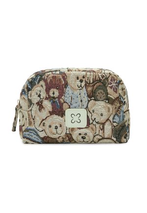 Kleines Stofftäschchen mit Reißverschluss, gemustert mit verschiedenen Teddybären in unterschiedlichen Farben und Outfits und einem kleinen quadratischen Logopatch vorne.