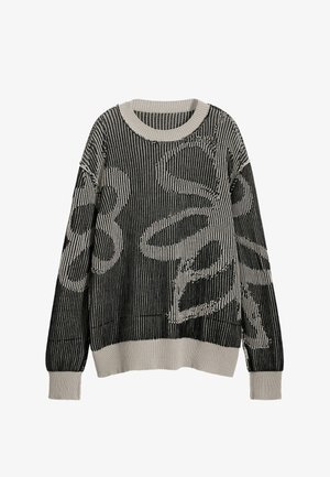 Striktrøje i sort med struktureret rib, prydet med et kontrasterende hvidt blomstermønster. Rund halsudskæring og brede ærmer med ribkanter.