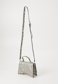 Sac bandoulière en imprimé léopard avec une forme structurée, doté d'une courte poignée et d'une sangle réglable, rehaussé de finitions noires et de quincaillerie en argent.