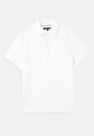 Polo bianco realizzato in un morbido misto cotone traspirante, con colletto, maniche corte e patta con tre bottoni. Texture liscia, senza motivi.