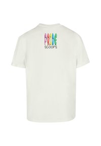 Cremefarvet kortærmet t-shirt med farverig "PRIDE" tekst i varierende pastelfarver over ordet "SCOOPS." Glat bomuldsstof.