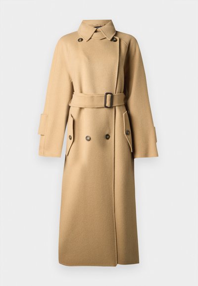 Manteau en laine beige avec une taille cintrée par une ceinture, fermeture à double boutonnage, grandes poches et col évasé. Tissu texturé et chaud.