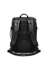 Mochila negra con correas de hombro acolchadas, respaldo de malla para ventilación, correas ajustables en el pecho y la cintura, y varios compartimentos con cremallera.