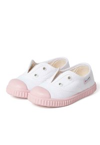 Sneakers bianchi in tela con punta in gomma rosa, dotati di aperture elastiche e due occhielli metallici su ciascun lato. Suola testurizzata.