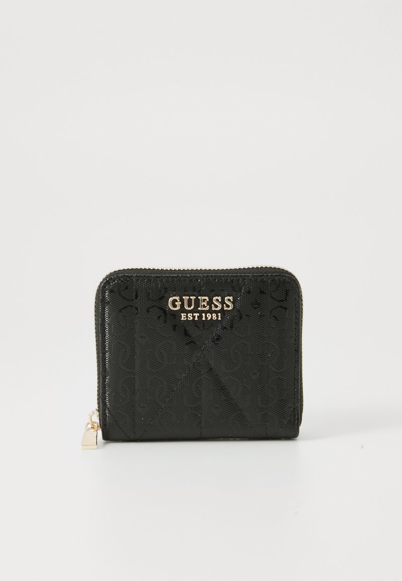 Portefeuille zippé noir en matériau synthétique texturé, avec un extérieur à motifs et des garnitures dorées avec le logo "GUESS EST 1981".