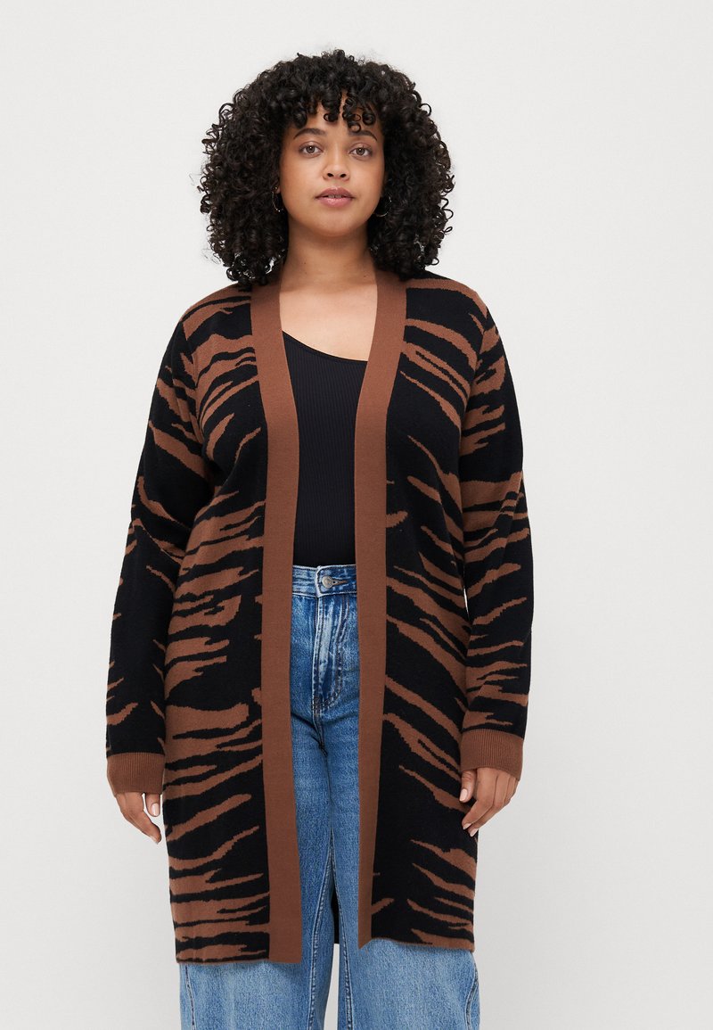 Cardigan lungo e aperto davanti con un motivo a strisce tigre nero e marrone, realizzato in materiale morbido. Include maniche lunghe e polsini a coste.