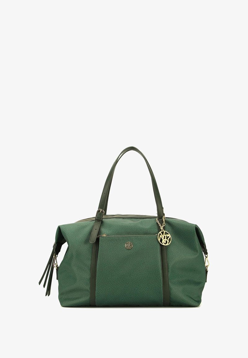 Borsa a spalla verde con finitura testurizzata, doppio manico e chiusura con cerniera. Presenta una tasca frontale e un charm dorato come dettaglio.