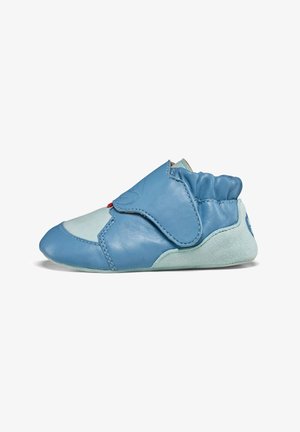 Chausson pour bébé en cuir bleu avec une semelle en caoutchouc souple, doté d'une sangle en velcro, d'un bout arrondi et d'un accent bleu clair contrastant à l'avant.