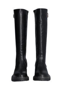 Stivali neri al ginocchio realizzati in pelle liscia, con punta rotonda, cerniera laterale e dettagli con borchie sulla suola.