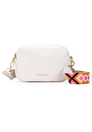 Bolso cruzado de cuero blanco con herrajes dorados, de forma rectangular y con una correa estampada que presenta diseños geométricos en rosa, naranja y negro.