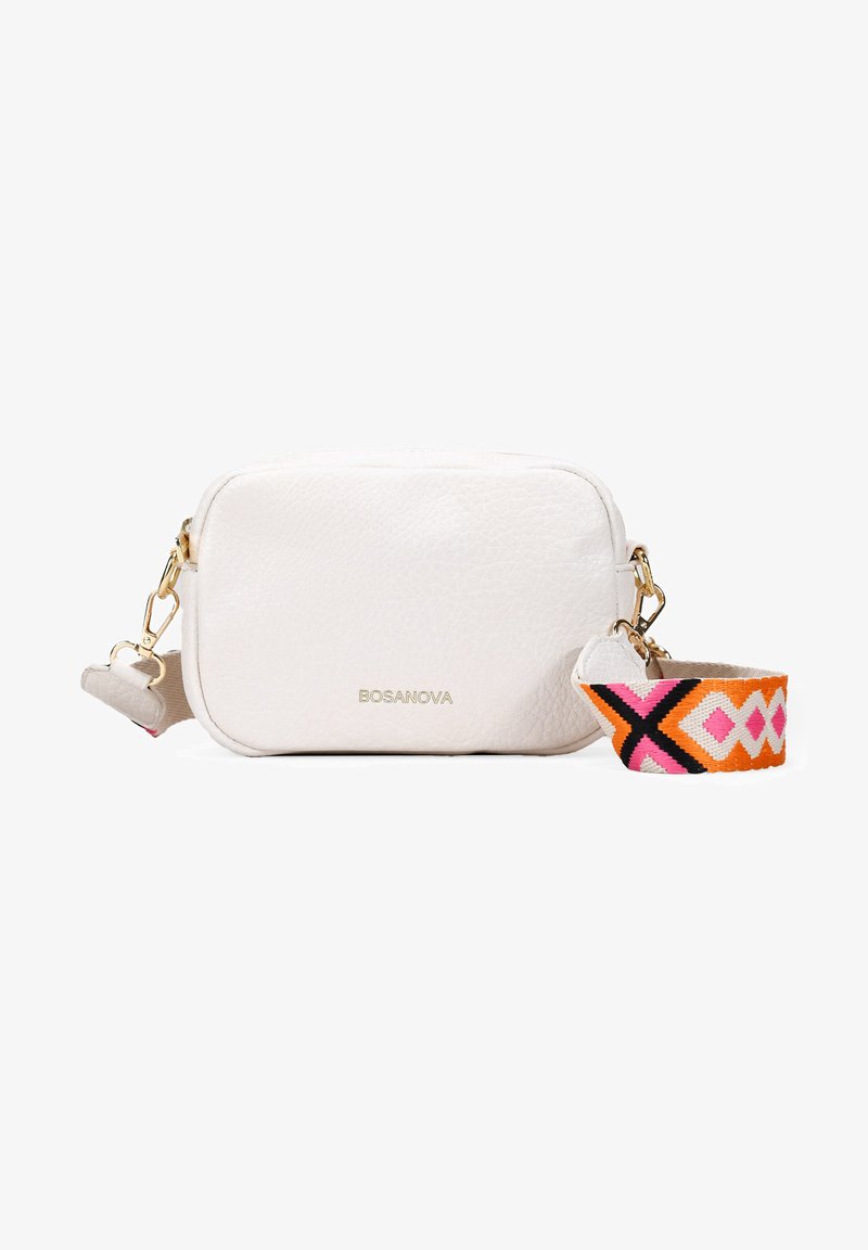 Bolso cruzado de cuero blanco con herrajes dorados, de forma rectangular y con una correa estampada que presenta diseños geométricos en rosa, naranja y negro.