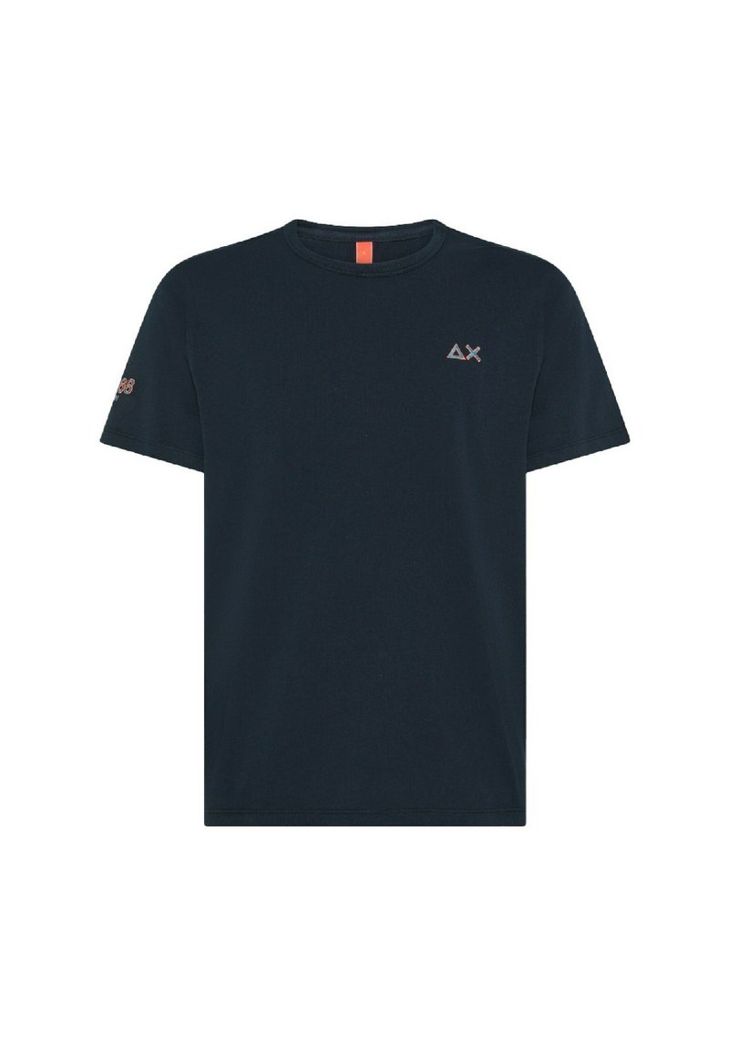 T-shirt in cotone blu navy con maniche corte, scollatura rotonda, piccolo logo ricamato sul petto e dettaglio accentuato sulla manica sinistra.