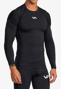 Zwart sportshirt met lange mouwen, gemaakt van rekbaar materiaal, met een ronde hals en een wit logo op de borst, gladde textuur, nauwsluitend ontwerp.