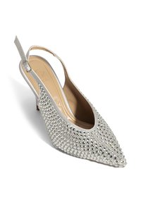 Zilveren slingback schoen met spitse neus, versierd met kleine strasssteentjes, een gestructureerd bovenwerk en een lage hak voor ondersteuning.