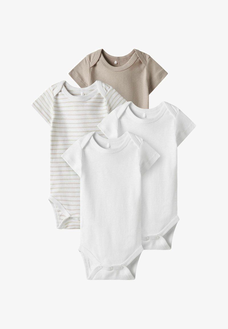 Quatre bodys de bébé à manches courtes : un beige, un blanc avec de légères rayures, et deux blancs unis ; en coton doux, avec des fermetures à boutons-pression en bas.