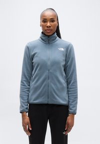 Φωτεινό γαλάζιο φλις μπουφάν με ψηλό γιακά, ολόκληρο φερμουάρ και πλευρικές τσέπες με φερμουάρ. Διαθέτει μικρό λογότυπο στο αριστερό στήθος και ανθεκτικό ύφασμα.