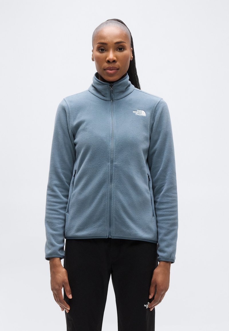 Φωτεινό γαλάζιο φλις μπουφάν με ψηλό γιακά, ολόκληρο φερμουάρ και πλευρικές τσέπες με φερμουάρ. Διαθέτει μικρό λογότυπο στο αριστερό στήθος και ανθεκτικό ύφασμα.