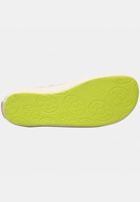 Podešev boty s jasně žlutozelenou gumovou podrážkou, která má kruhové vzory a texturované oblasti pro lepší grip.