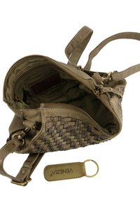 Olivengrøn lædertaske med vævet tekstur, lynlåslukning, indvendige lommer og hardware i guldfarve. Inkluderer nøglering med logo.