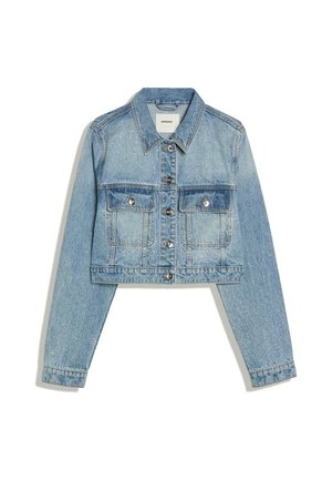Vaaleansininen lyhyt farkkutakki pitkine hihoineen, napit edessä, kaksi rintataskua ja hienovaraiset kimaltavat yksityiskohdat.
