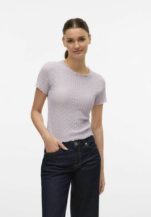 Lilla struktureret kortærmet top med en scalloped halsudskæring, parret med mørke denim jeans. Har et tætsiddende design og en subtilt mønster.
