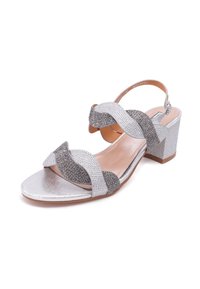 Sandal in argento con tacco a blocco, caratterizzato da fasce incrociate in tessuto testurizzato e dettagli metallici, ha una soletta in pelle liscia.