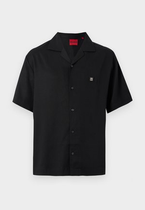 Chemise noire à manches courtes avec col cranté et petit logo carré Hugo sur la poche poitrine.