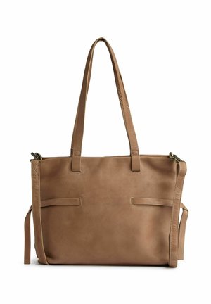 Borsa tote in pelle marrone con due manici lunghi, forma rettangolare, alette frontali e posteriori, e una tracolla rimovibile. Superficie texture e dettagli di cucitura.