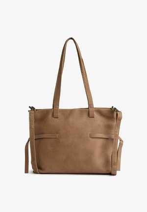 Braune Leder-Tasche mit zwei langen Griffen, rechteckiger Form, Vorder- und Rückklappen sowie einem abnehmbaren Schultergurt. Strukturiert Oberfläche und Nähte.