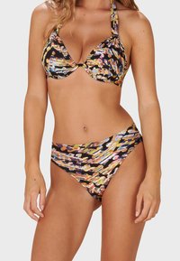 Tryckt bikini-set med svart bas och färgglada abstrakta mönster. Toppen har triangulär form med halterband; botten är hög midja.