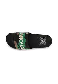 Sandal nera a mocassino con un motivo camouflage in verde e marrone. Un logo bianco attraversa il cinturino. Sole interno nero testurizzato.