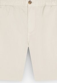 Lys beige shorts lavet af blødt stof med elastisk talje og knaplukning, med en glat tekstur og lige pasform.
