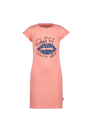 Růžové bavlněné šaty s krátkým rukávem, zdobené modrým leopardím potiskem rtů a černým textem. Nejvíce pohodlný a volný střih.