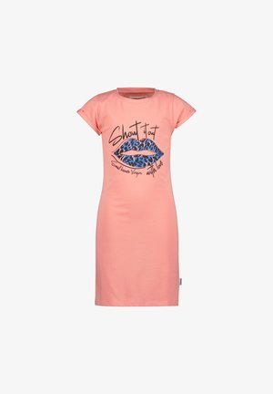 Robe t-shirt en coton rose avec des manches courtes, présentant un graphique de lèvres léopard bleu et un texte noir. Design décontracté et coupe ample.