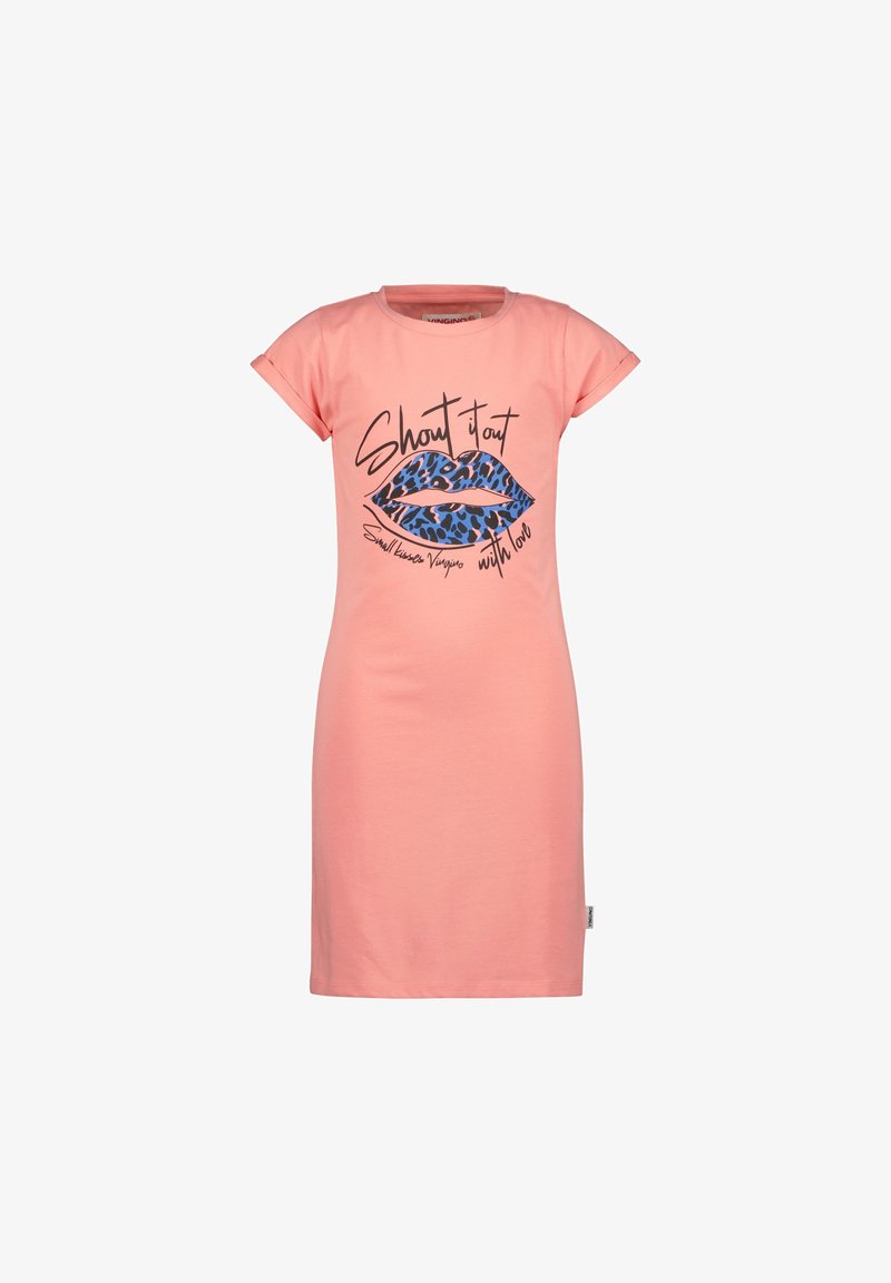 Robe t-shirt en coton rose avec des manches courtes, présentant un graphique de lèvres léopard bleu et un texte noir. Design décontracté et coupe ample.