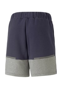 Marineblauwe shorts met een grijze, gestructureerde onderpanelen en een elastische tailleband. Bevat reflecterende accenten bij de zoom. Zachte, casual uitstraling.