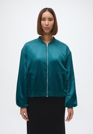 Jachetă bomber din satin teal, cu fermoar în față, guler ribonat și buzunare laterale. Prezintă o croială lejeră și mâneci voluminoase.