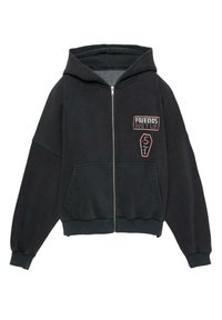 Čierna mikina na zips vyrobená z bavlneného zmesi. Má priestrannú kapucňu, predné vrecká a vyšívané nášivky s textom a grafickými dizajnmi.