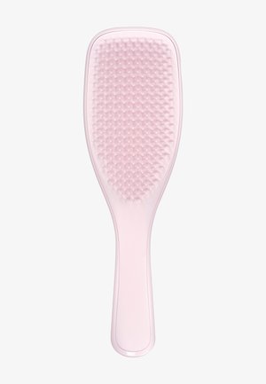 Spazzola per capelli di plastica rosa con setole corte e arrotondate e una testa piatta e larga a forma di pala con un manico dritto.