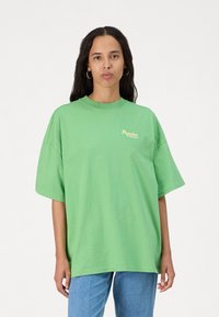 Pegador CHAPI HEAVY OVERSIZED TEE - Tricou cu imprimeu - washed peppermint green