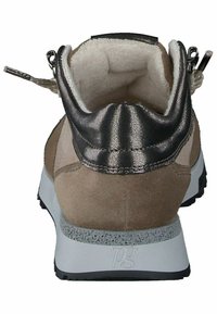 Hnědé semišové tenisky s metalickými šedými akcenty, polstrovaným límcem a texturovanou šedou gumovou podešví. Zipové detaily po stranách.