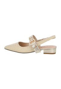 Zapato slingback beige con parte superior texturizada, punta afilada, acento de hebilla metálica dorada y un tacón bajo en bloque. Presenta un patrón geométrico.