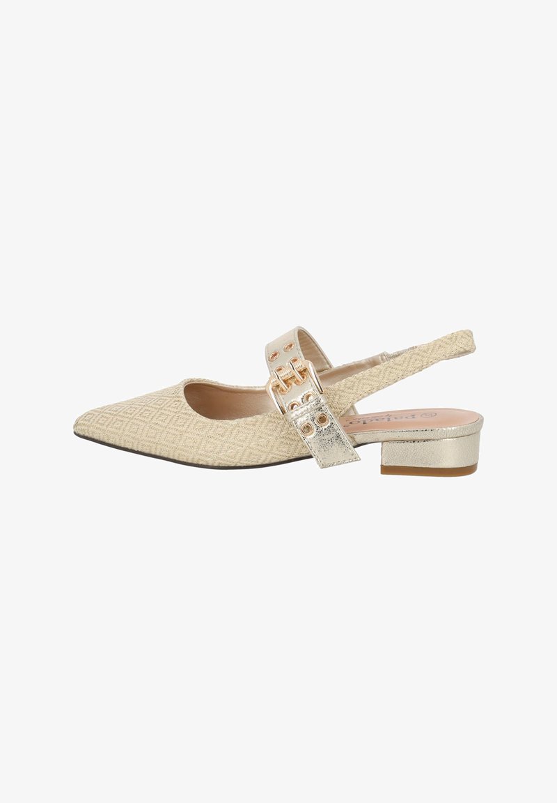 Beige Slingback-Schuh mit strukturiertem Obermaterial, spitzer Zehenform, metallisch goldener Schnalle und niedrigem Blockabsatz. Mit geometrischem Muster.