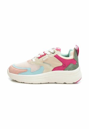 Scarpe da ginnastica con un design multicolore che presenta tonalità di rosa, blu e crema. Tessuti in rete e lisci con una spessa suola bianca. Linguetta sul tallone accentuata.