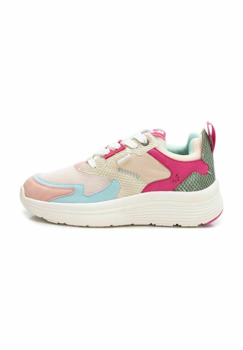Zapatillas deportivas con un diseño multicolor que presenta tonos rosa, azul y crema. Texturas de malla y suaves con una suela blanca gruesa. Con una lengüeta de talón acentuada.