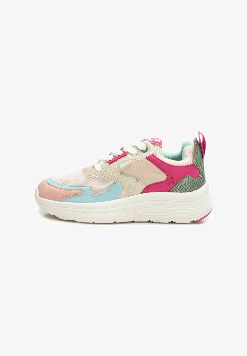 Zapatillas deportivas con un diseño multicolor que presenta tonos rosa, azul y crema. Texturas de malla y suaves con una suela blanca gruesa. Con una lengüeta de talón acentuada.