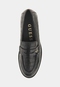 Zwarte nepleer loafers met een krokodillenpatroon, voorzien van een decoratieve metalen detail en een gequilt accent op de band.