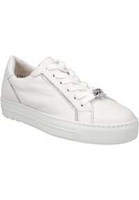Zapatilla de cuero blanca con puntera redondeada, suela de goma plana y acento decorativo de rhinestones en los cordones. Presenta un detalle de costura lateral.