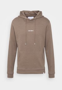 Sudadera con capucha marrón, con bolsillo frontal tipo canguro y texto blanco "LES DEUX" centrado en el pecho.